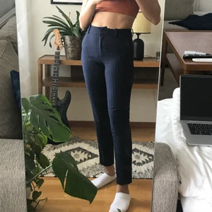 H&M Byxor (mörkblå) - Perfekt skick.