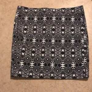 Svartvit mönstrad kjol  - Svartvit mönstrad kjol. Svart dragkedja och en diskret knapp på insidan i bak på kjolen. I bra skick, i stort sett helt oanvänd. 