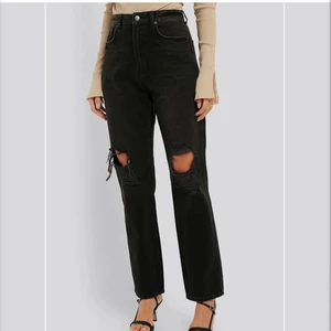 Svarta jeans från NAKD - Fina jeans i svart från nakd. Bra skick, skriv privat för egna bilder och frågor💞köparen betalar frakten som endast är spårbar 