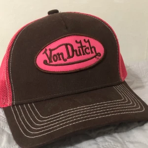 Von Dutch  - Säljer min nya von duch keps 🧢 köpt för ca tre månader sen och har bara använt den ett fåtal gånger. 10/10 cond. Priset börjar på 150kr