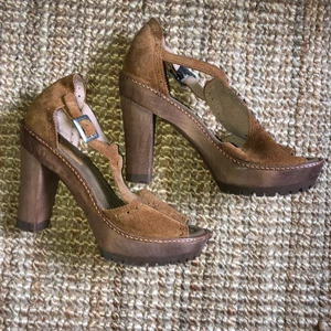 Mocka högklackade skor i storlek 40 - Bruna mocka högklackade skor i storlek 40, väldigt bekväma trotts att det är hög, men har aldrig riktigt varit min still, skorna är äkta läder 🤎 100kr+frakt 📦