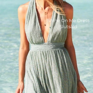 Glittrig klänning nelly - Super fin glittrig klänning. Silikon vid kanten vid ringning. Stl s, använd en gång. Skriv för fler bilder. Klänningen är en kortare modell  😍