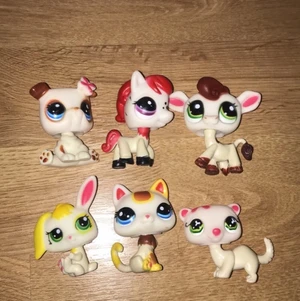 Little pet shop  - Säljer mina gamla Pet shops. De har gått upp i värde eftersom att de inte går att få tag på längre. Men jag har valt att sälja dessa för 10 kr st. Hör av dig privat om du är intresserad 💕 Köparen står för frakten, den blir olika beroende på hur många du köper🤩