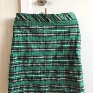 Rutig kjol från Zara. Storlek: XS. Bra skick! Kan fraktas mot avgift eller hämtas upp i Stockholm.