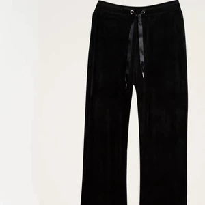 Gina Mjukis  - svarta oanvänd velvet mjukisbyxor i svart. fick den k present ett tag sen men den är inte min stil längre så tänker sälja dem!!:) (btw jag säljer två andra färger också i strl XS, kolla in dem!!)