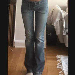 Only secondhand jeans - Jätte fina Lågmidjade bootcut only jeans som är secondhand men så gott som ny skick! Storlek w27 och L32, motsvarar en 34/36, passar mig som är ca 164cm 
