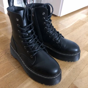Black boots - Ett par black boots i storlek 41 men passar även dig som har storlek 40. Har andvänt en gång och säljer pga dom passar inte mig. Platån/sulan är 5 cm. 