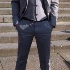 j.lindeberg - grå tredelad kostym - kavaj, byxa och väst Storlek 46 Slim Fit