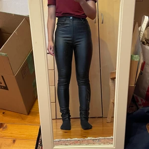 Coated cotton pants NA-KD - storlek XS - Helt nya med prislapp kvar! De som jag har på mig är i storlek S för att visa hur de sitter men de som jag säljer är i storlek XS men de är precis likadana 🌸