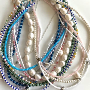 Halsband  - Säljer halsband för 85kr styck! De är hemmagjorda och frakten blir 12kr. Om ni vill se hur dom sitter på är det bara att skriva till mig. Hoppas ni vill köpa kram❤️ kolla min profil för fler smycken!!