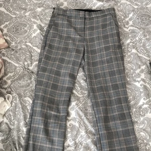 Strl s - Väldigt bra skick, stretchiga och sitter hur bra som helst på, fräscha kostym byxor. Använde byxorna senast förra året i vintras och har haft dom i ett halv år.