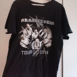 Rammstein turnétröja - Min älskade Rammsteintröja som tyvärr inte kommer till användning längre! Man kan se på trycket att den är använd (inga specifika skavanker, bara lite blekt) men annars är den i fint skick och är suuuperbekväm! Storlek L (herrstorlek), frakt tillkommer men priset kan diskuteras! 