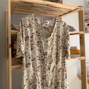 Blommig långklänning - Köpt secondhand. Passar allt från S-L beroende på hur man vill att den ska sitta. Frakt tillkommer.