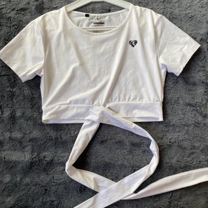 Womens best true tie top vit - Womens best truetie top i vit storlek M, använd en gång därmed nyskick. Superfin tunn top man knyter bak, väldigt elegant. Nypris ca 300kr säljer för 110kr. Betalning via swish, skriv vid frågor!💕