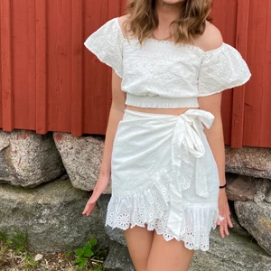 Set - Vitt, somrigt set med kjol och blus. I fint skick, använt en gång!  