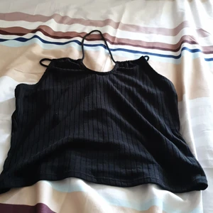 Super fin trending halv bak topps - Säljer min söt halvbak topp som är mycket treding nu och I bra skicka. Passar s_ m eftersom den är stretcher. Finns fler bilder.