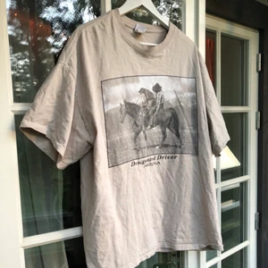 Fet t-shirt  - Tja! Säljer denna riktigt feta t-shirten som är i riktigt bra skick. Storlek XL så sitter najs oversize. PM för mer info✌️❤️