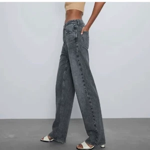 Zara jeans  - Zara jeans storlek 36, klippt bort sömmen längst ner. 