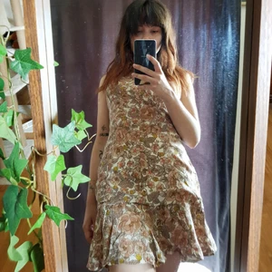 Vintage klänning strl S/M - Supersöt blommig klänning med hjortron på. Inhandlad på vintage-butik. 