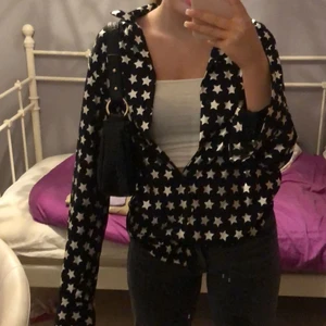 Skjorta med silverstjärnor -  skjorta från zara man avdelning! köpt 1 år sedan kanske och bara använt några gånger! nypris ca 399kr