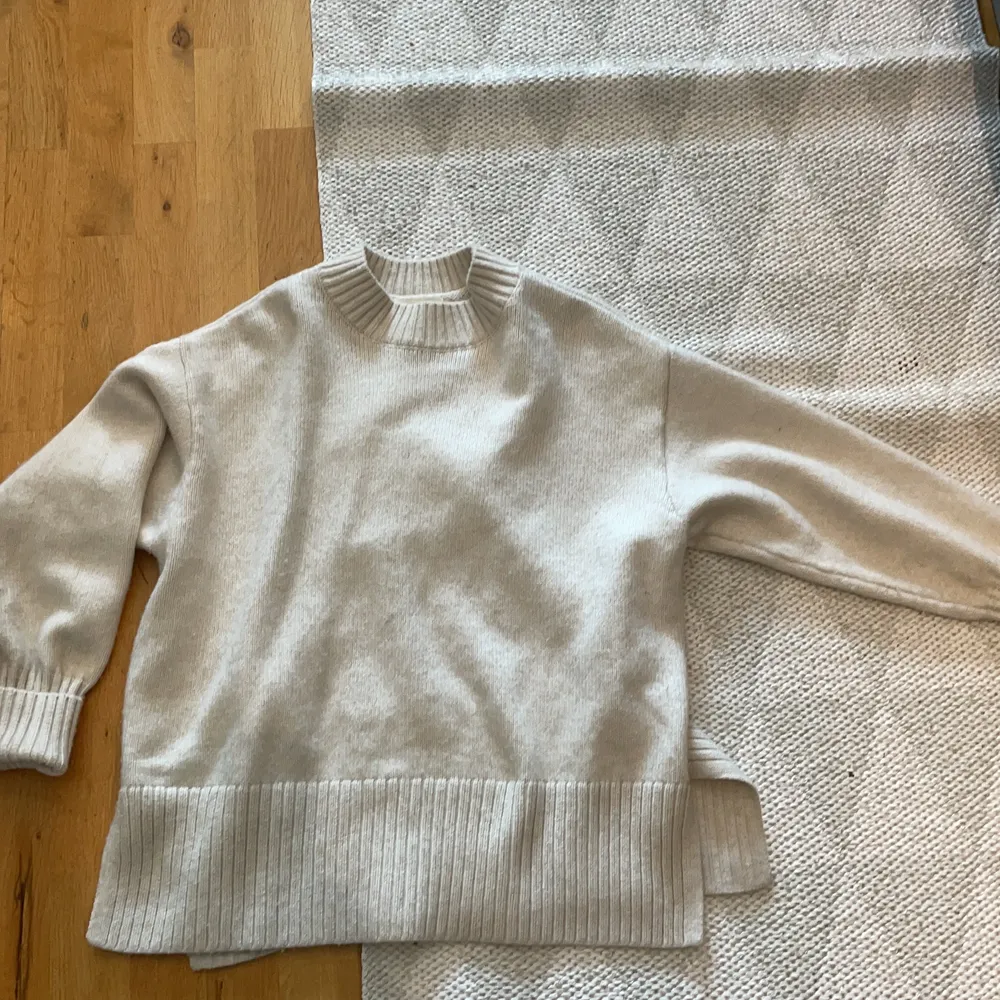 Säljer denna beige stickad tröja från H&M i storlek S. Väldigt bra skick inte jätte använd skulle säga Max 5 ggr💕. Stickat.