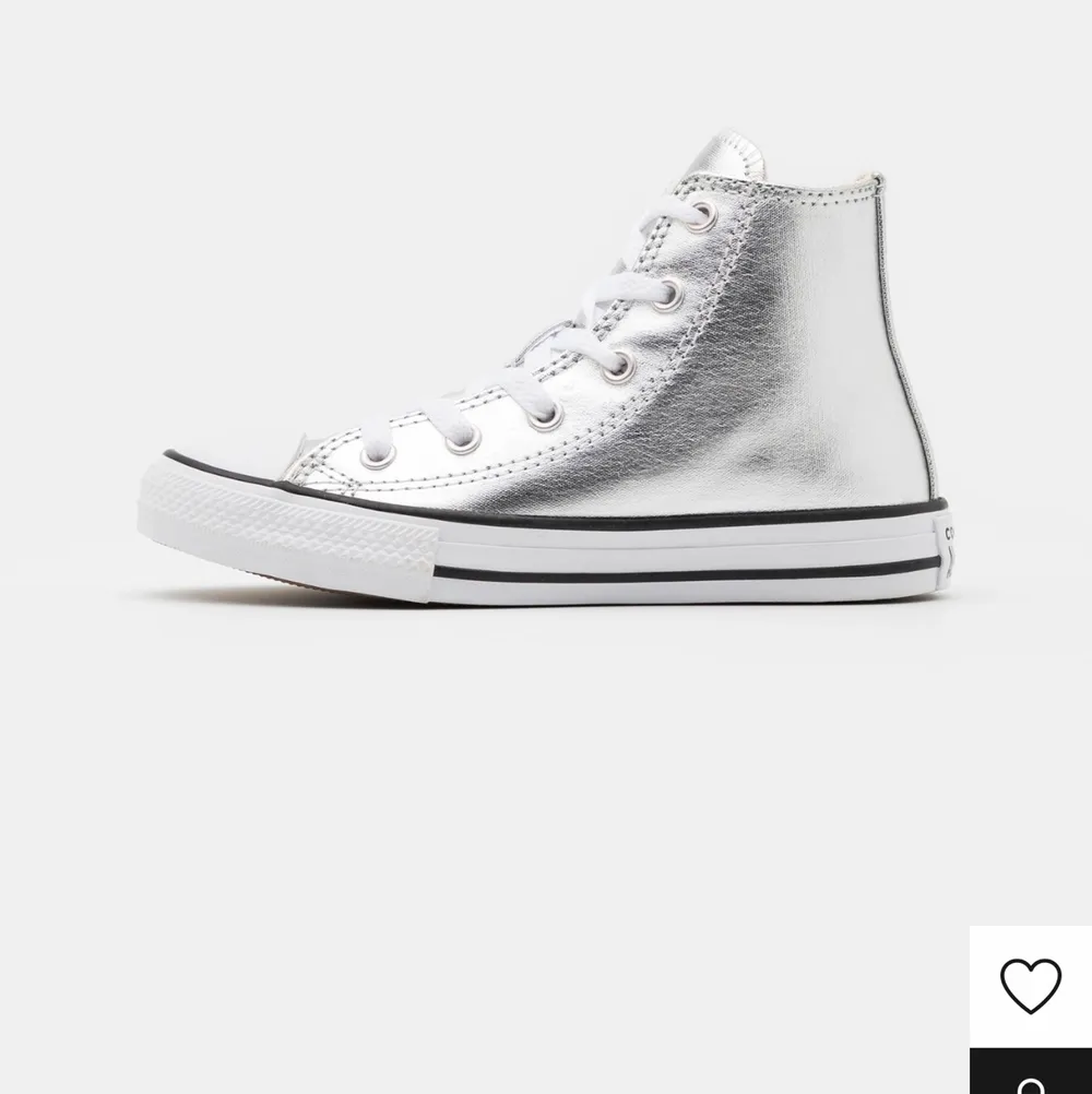 Säljer nu mina silvriga Converse som inte andvänds mycket alls, kommer endast sälja dessa vid bra bud!!👏pris+frakt. Skor.