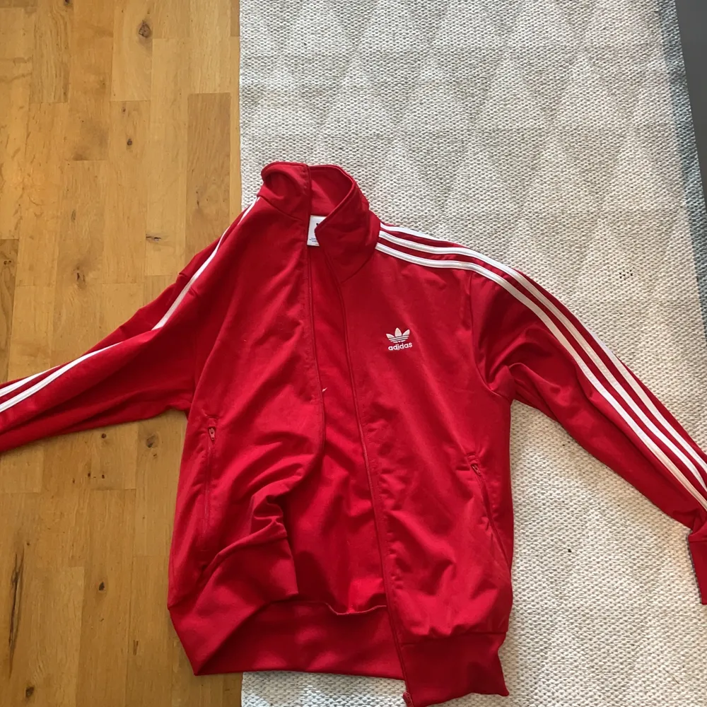 Säljer denna zip från adidas då jag nästan aldrig använt den. Den är i storlek S💕. Tröjor & Koftor.