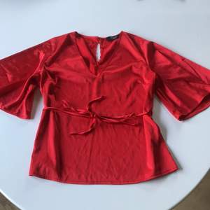 En röd festlig tröja med snöre att knyta vid midja❣️