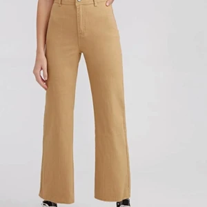 Fina beiga byxor - Ett par jättefina beiga byxor. Har tyvärr inte kommit till så mycket användning då dom är lite för små för mig💗 Köpte för 219 och säljer för 100, kan även diskutera pris vid snabb affär!