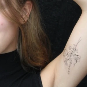 liten blombukett - temporär tatuering i olika storlekar. priserna varierar, 25-220kr beroende på storlek. 
