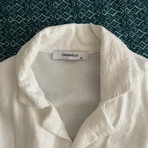 CHIQUELLE STRL M - Säljer denna fina vita klänning från chiquelle, väldigt skönt tyg!🤩 