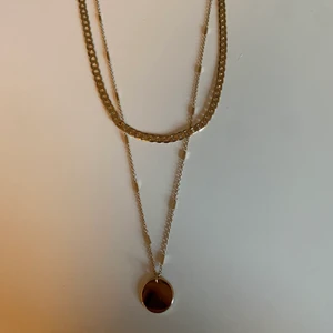 Halsband - Säljer detta guldiga (inte äkta) halsband från H&M. Kostar 20 kr💕