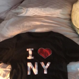 I❤️ NY tshirt - en ilove ny t shirt! använd några gånger!! älskar tröjan men inte min stil längre!👍😁