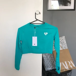 Crop top - En super snygg crop top från womrns best i stolen S som aldrig är använd utan bara provad. Önskar jag kunde ha kvar den men känner mig inte bekväm att använda tröjor där min mage syns.