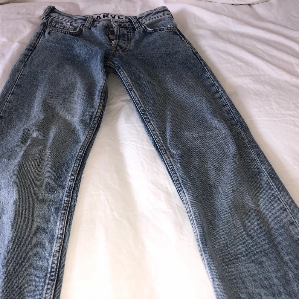 Säljer ett par skit snygga girlfriend jeans med en slits längst ner som går att ta bort med en dragkedja om man vill de!😍 Jätte bra kvalite och skick! Skriv privat för mer frågor! Pris går att diskutera (KÖPAREN STÅR FÖR FRAKT). Jeans & Byxor.
