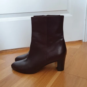 Oanvända stövletter  - Mörkbruna stövletter som är oanvända. Läder. Skorna kommer från Rizzo och är därför i Italiensk kvalitet! Tveka inte från att höra av er!