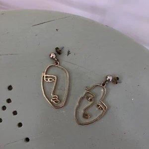 Örhängen  - Gulliga örhängen från monki! Använda mycket, men de är fortfarande fina☀️