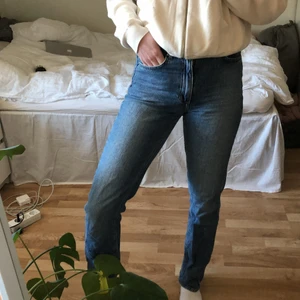 Carin Wester straight jeans - Välbehållna och snygga straight jeans från Carin Wester💘 strl 36, midwaisted. Går ända ner till fötterna på mig som är 165🌈