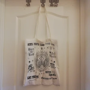 Tygpåse  - Tygpåse i bra skick. Riktigt cool! 🤘🏻✨🖤