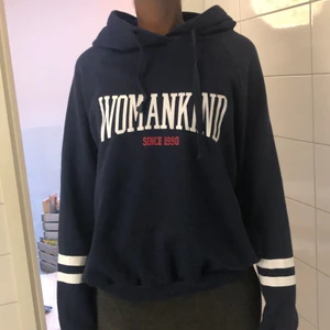 Hoodie med tryck - Mörkblå hoodie med luva och tryck på framsidan. Använd fåtal gånger men fördemesta bara hängt i garderoben. Inte så tjock, passar bra till våren eller sena sommarkvällar. Storlek S. Passar både tjej och kille. Köpt från Ginatricot längesen, minns inte vad jag köpte den för. Kan möta dig ifall du bor i Göteborg. 