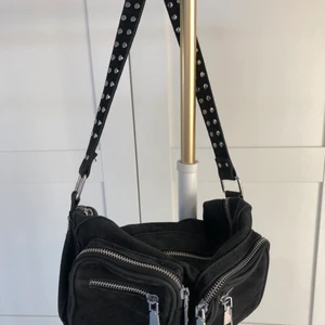  Noella väska  - Svart basic äkta noella celina bag, lilla modellen. Väl använd men väldigt fint skick😍!!  Nypris 900kr BUDA
