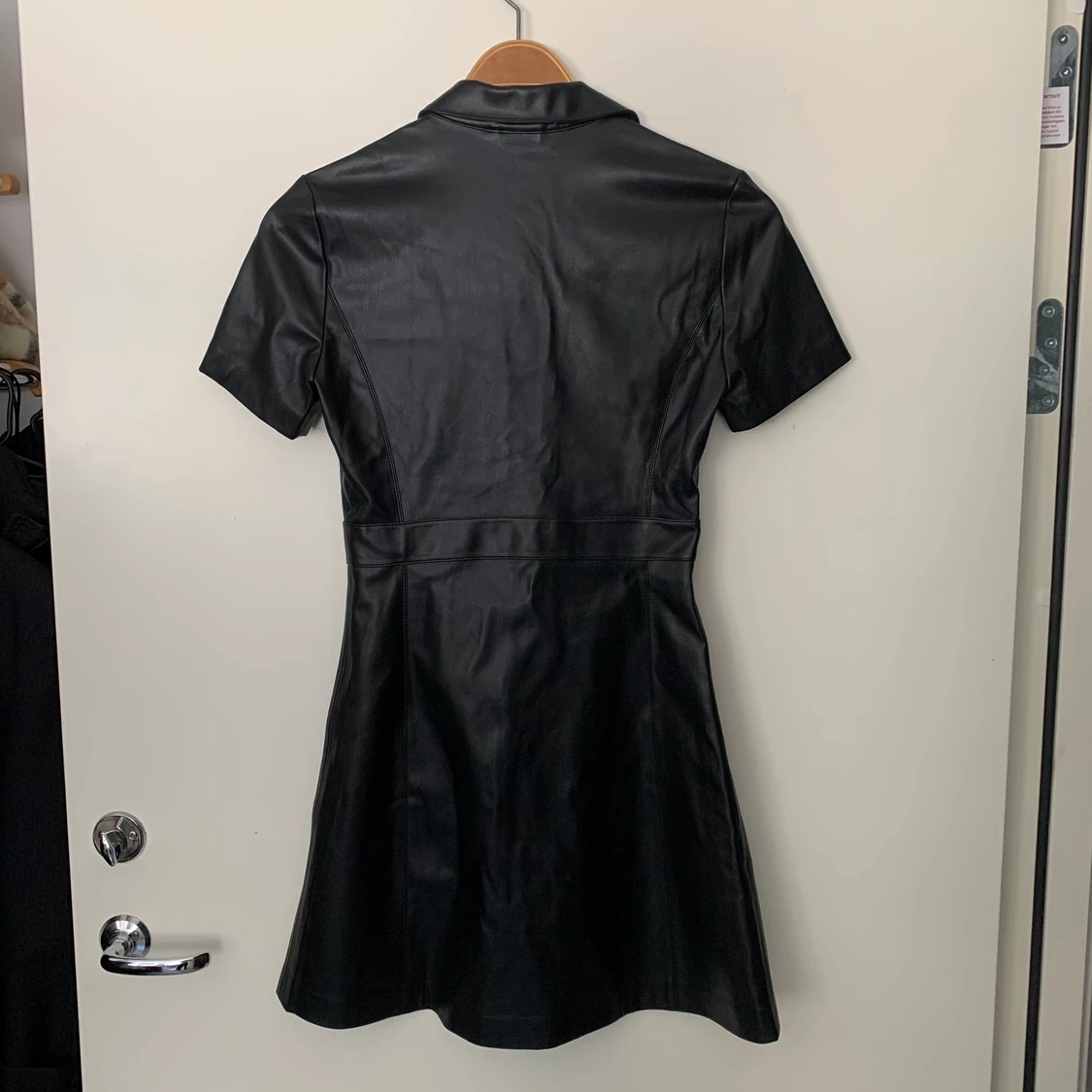 Imitationsskinn klänning - 90