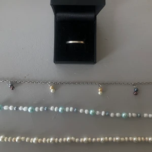 Handgjorda halsband - Halsbanden kostar 65kr och ringen kostar 75kr. Ifall ni har önskemål på hur erat halsband ska se ut så tar jag även beställningar. Halsbanden är så fina att ha ensamma eller tillsammans med andra smycken, perfekt nu till sommaren!💕💕