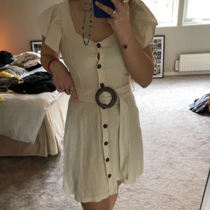 Linneklänning från zara - Jättesöt linneklänning från zara i storleken xs men passar s💕 köpte för några år sedan men aldrig använt⚡️ köparen står för frakt!