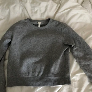 Sweatshirt  - En grå sweatshirt från H&M i storlek S. Säljer för att den inte kommer till användning. Köpt för 150 och säljer för 50kr
