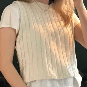Stickad väst - Trendig vit stickad väst från LOGG. Sydde om själv till väst från kofta. Sitter snyggt oversized skulle säkert passa XS-L beroende på vilken passform man vill ha