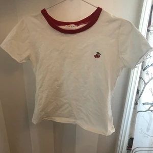 söt t shirt  - söt t shirt med broderat körsbär på☺️🍒✨ Kan skicka bild hur den sitter på om det är så att någon vill!
