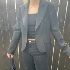 Kavaj - En svart lite kortare kavaj ✨ använd fåtal gånger i väldigt bra skick💕 