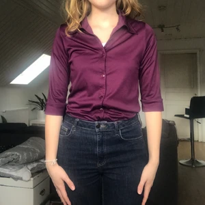 Blusskjorta - Plommonlila skjorta/topp i silkeslent glansigt material och trekvartsärmar. Färgen skiftar beroende på ljus men sista bilden är nog mest rättvis   Skjortan kommer från H&M och är i strl M #skjorta 