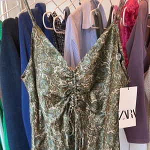 Zara klänning  - Säljer denna klänningen från zara i storlek xs som köptes för 359kr. Lappen kvar aldrig använt. Väldigt fin och avskyr att den inte passar mig riktigt. Kan mötas upp och eller frakta. Pris kan diskuteras❤️